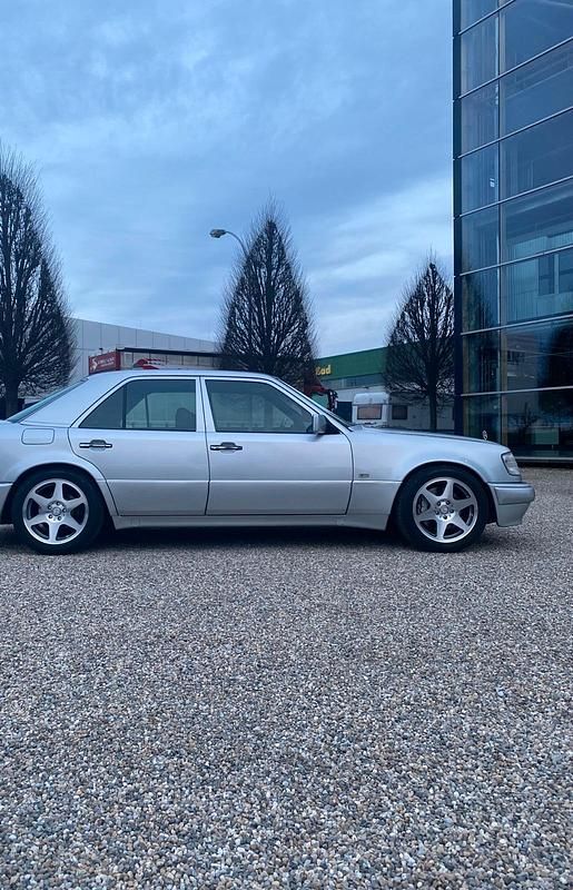 Gebraucht Mercedes E500 320 PS (235 kW) 1994 Silber Limousine