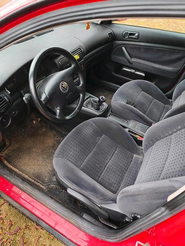 Gebraucht VW Passat 100 PS (73 kW) 1998 Rot Limousine