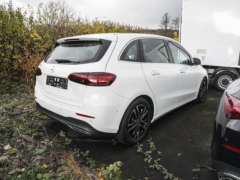 Gebraucht Mercedes B200 Progressive 163 PS (119 kW) 2025 Weiß Van / Kleinbus
