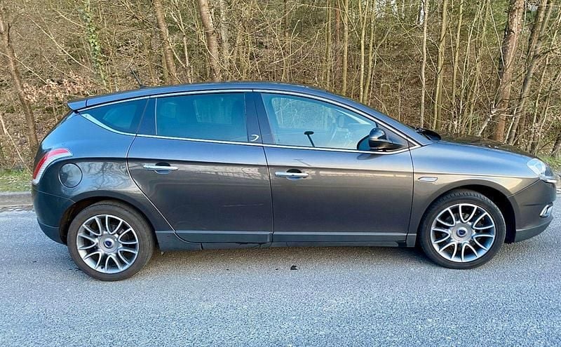Gebraucht Lancia Delta 120 PS (88 kW) 2012 Grau Kleinwagen