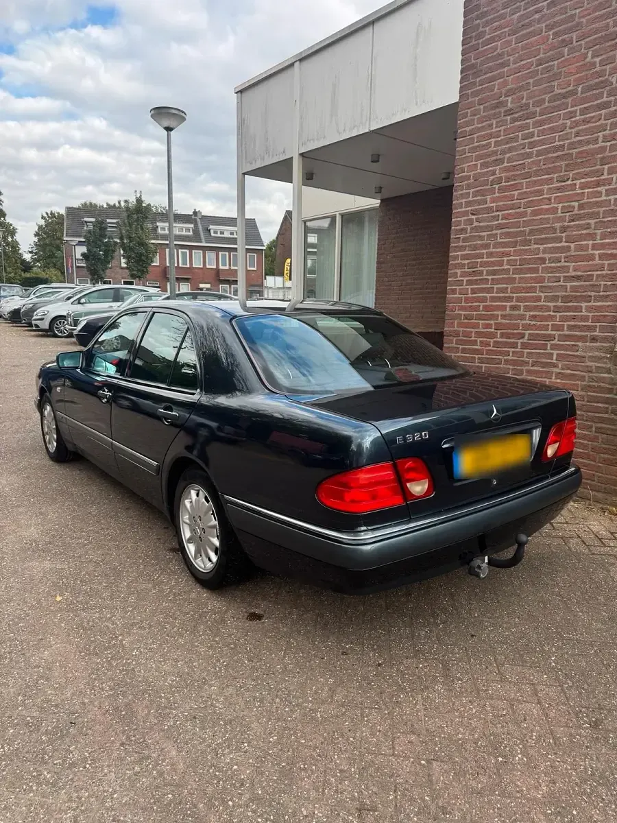 Gebraucht Mercedes E320 220 PS (161 kW) 1997 Blau Limousine
