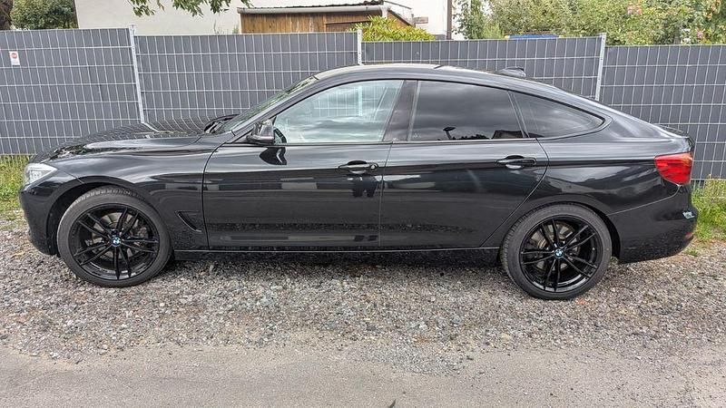 Schwarz Gebraucht 2015 BMW 330 Gran Turismo Advantage Limousine | 16.900 € (Fairer Preis) - Bild 1/4