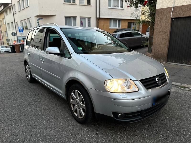 Grau Gebraucht 2005 VW Touran Van / Kleinbus | 2.000 € (Guter Preis) - Bild 1/4