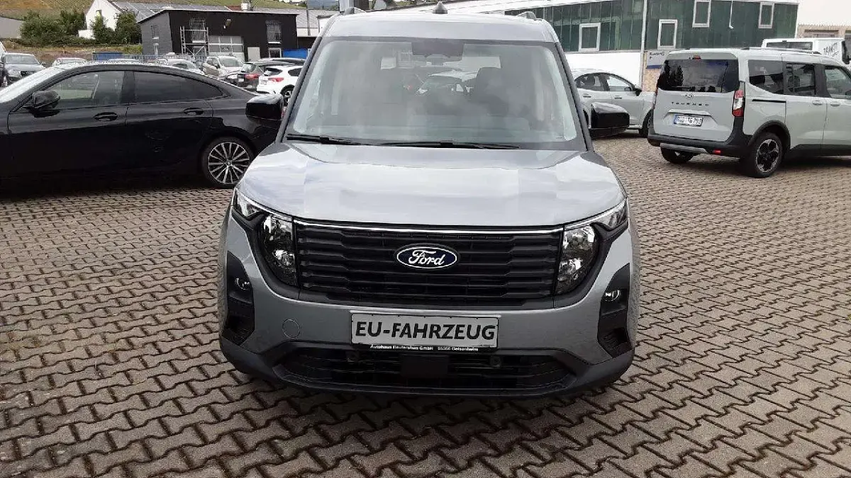 Neu Ford Tourneo Courier Titanium 125 PS (91 kW) 2026 Solarsilber Van / Kleinbus