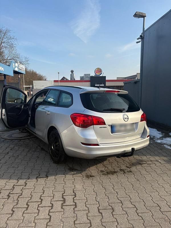 Gebraucht Opel Astra 100 PS (73 kW) 2012 Silber Limousine