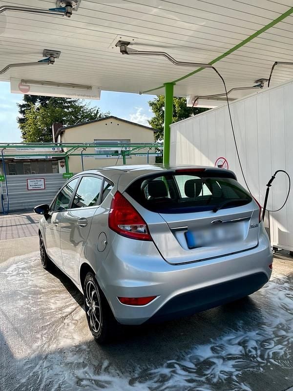 Grau Gebraucht 2012 Ford Fiesta Kleinwagen | 2.600 € (Fairer Preis) - Bild 1/4