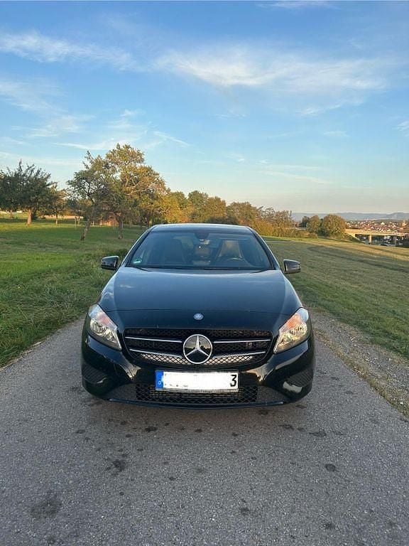 Gebraucht Mercedes A180 122 PS (89 kW) 2013 Schwarz Limousine