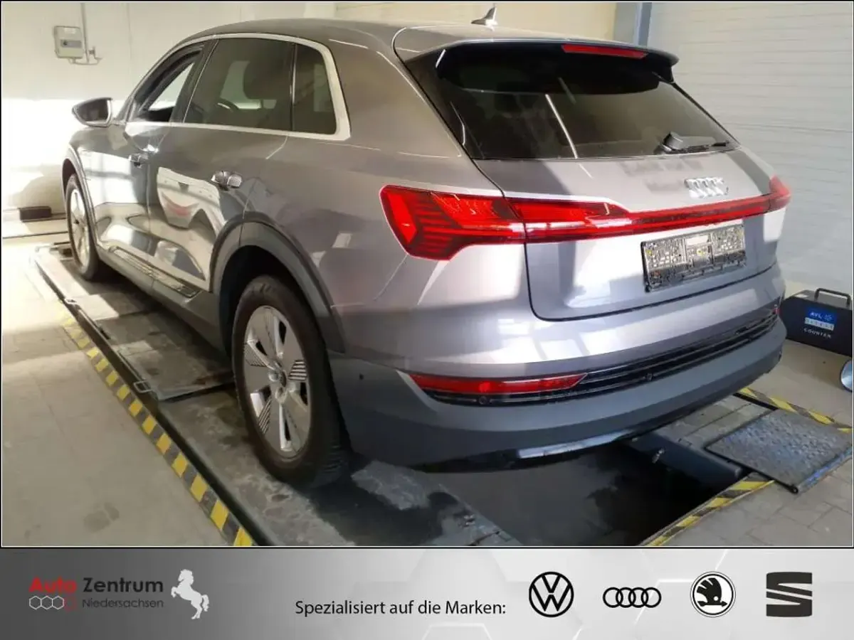 Gebraucht Audi e-tron Basis 300 kW (408 PS) 2023 Grau SUV