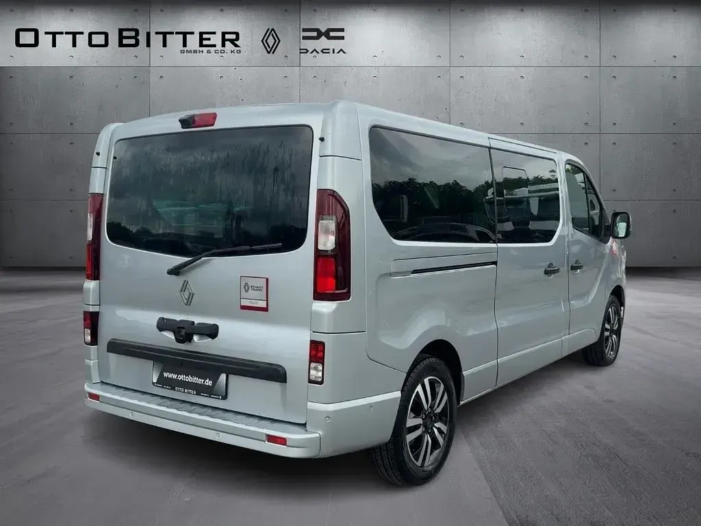 Neu Renault Trafic 150 PS (110 kW) 2026 Silber Van / Kleinbus