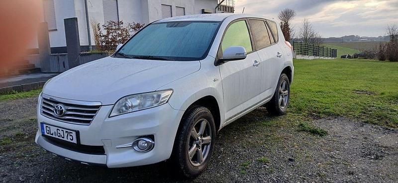 Weiß Gebraucht 2012 Toyota RAV4 SUV | 15.750 € (Etwas zu teuer) - Bild 1/4