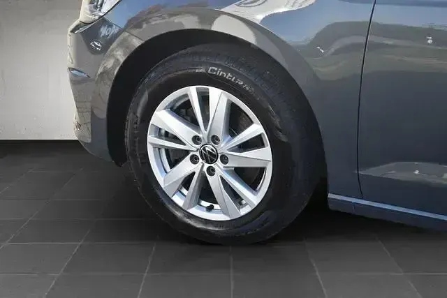 Gebraucht VW Touran Comfortline 122 PS (89 kW) 2023 Delfingrau metallic Van / Kleinbus