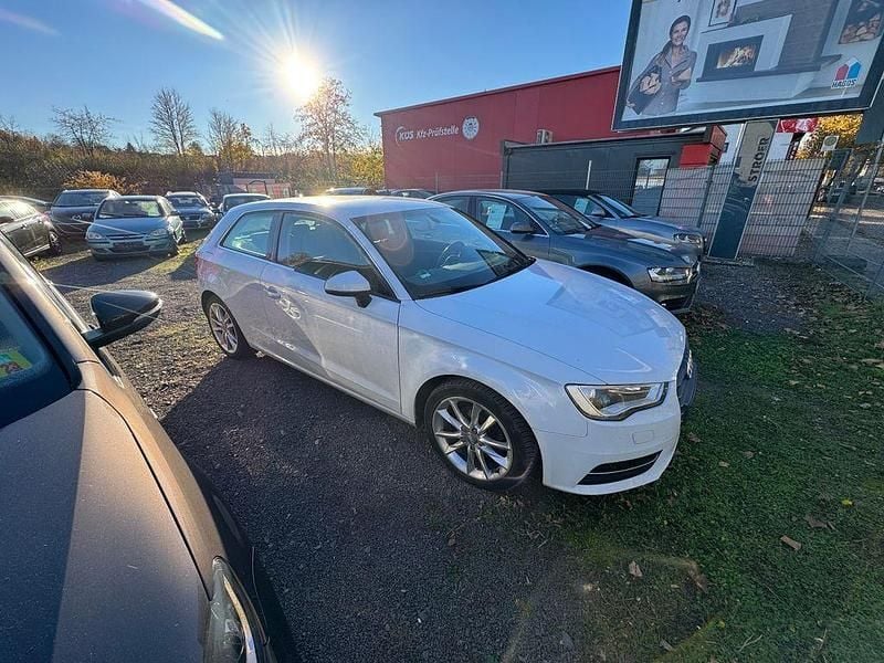Weiß Gebraucht 2012 Audi A3 Attraction Limousine | 9.950 € (Etwas zu teuer) - Bild 1/4