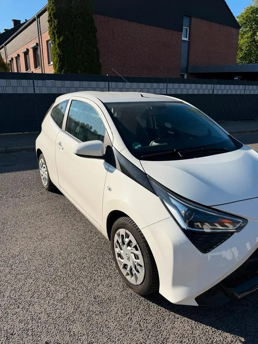 Second-hand Toyota Aygo 72 CP (52 kW) 2019 Alb Hatchback