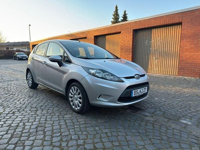 Gebraucht Ford Fiesta Trend 82 PS (60 kW) 2010 Silber Kleinwagen
