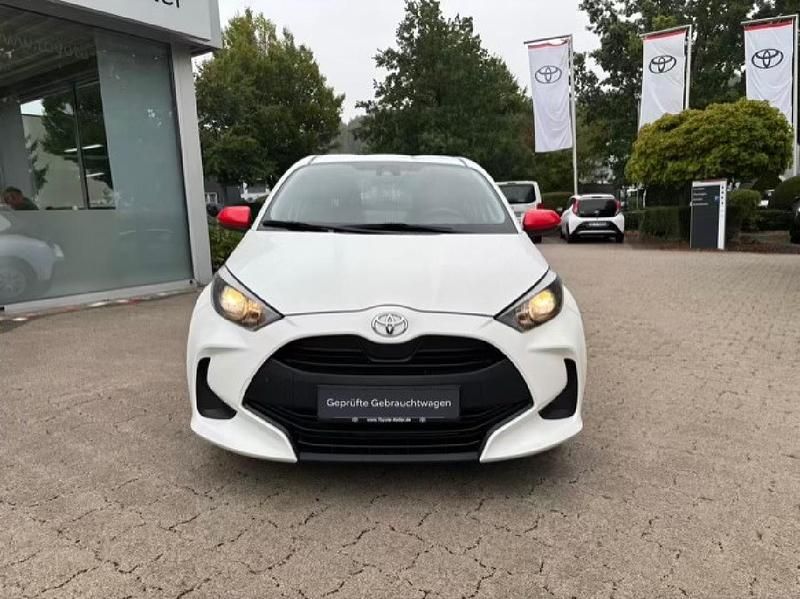 Gebraucht Toyota Yaris Basis 72 PS (52 kW) 2022 Schneeweiß Kleinwagen
