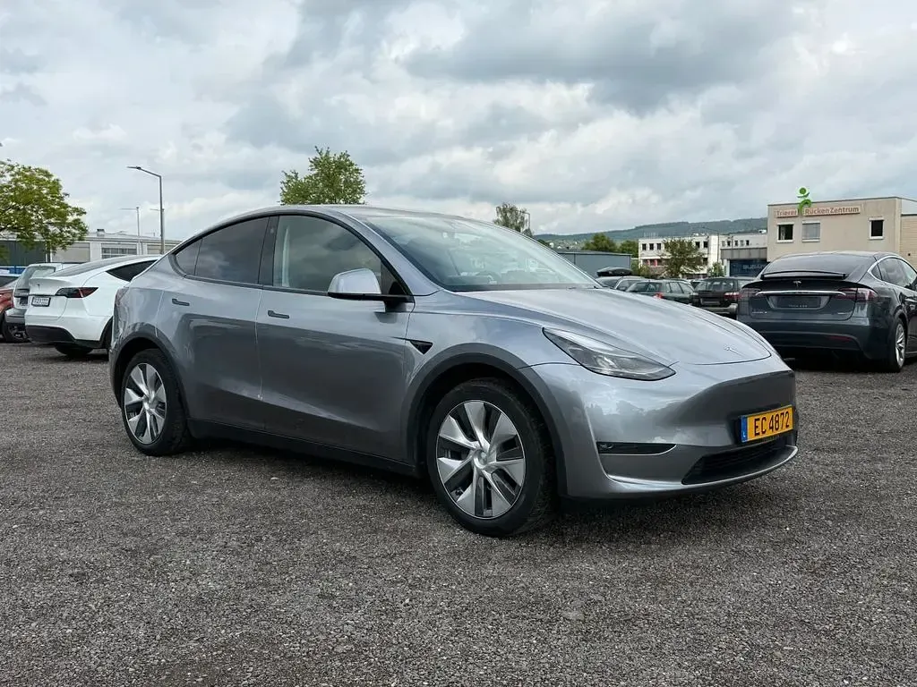 Usata Tesla Model Y 378 kW (514 CV) 2024 Argento SUV