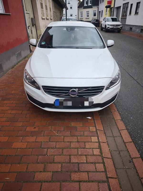 Weiß Gebraucht 2017 Volvo V60 Kombi | 10.500 € (Guter Preis) - Bild 1/4
