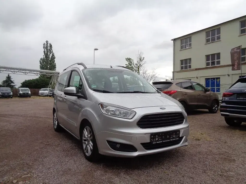 Gebraucht Ford Tourneo Courier Titanium 76 PS (55 kW) 2015 Polarsilber metallic Van / Kleinbus