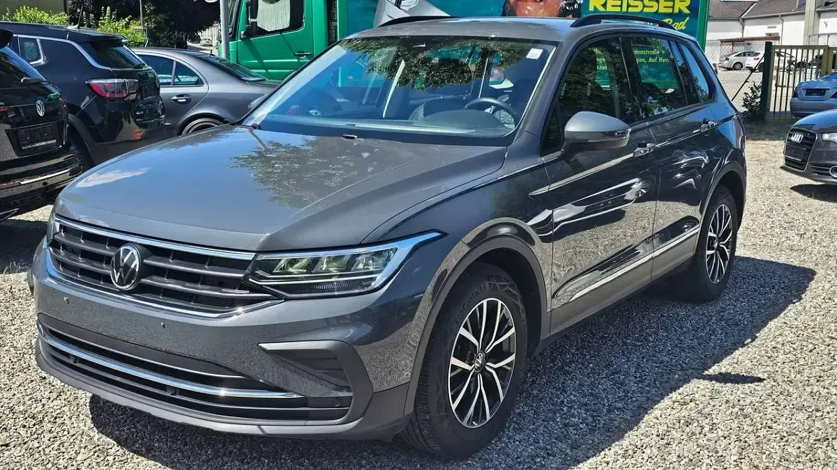Gebraucht VW Tiguan Life 150 PS (110 kW) 2022 Delfingrau perlmetallic SUV