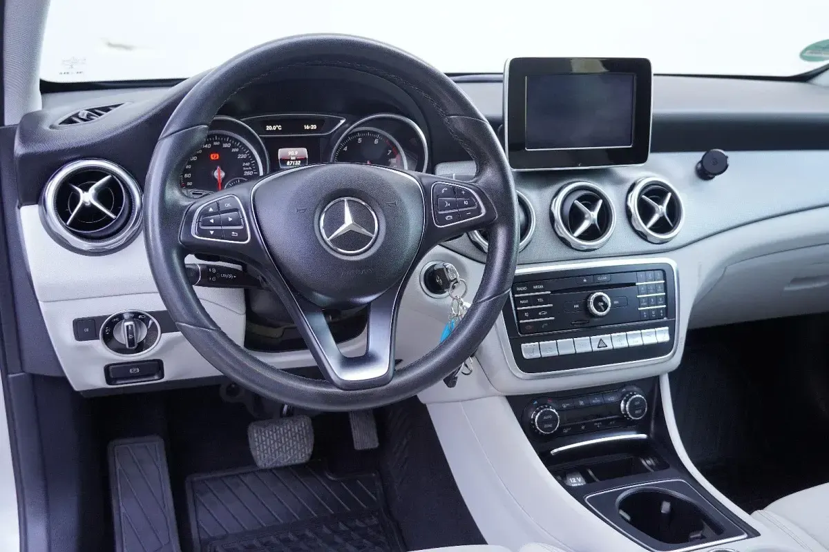 Gebraucht Mercedes GLA250 Urban 211 PS (155 kW) 2017 Silber SUV