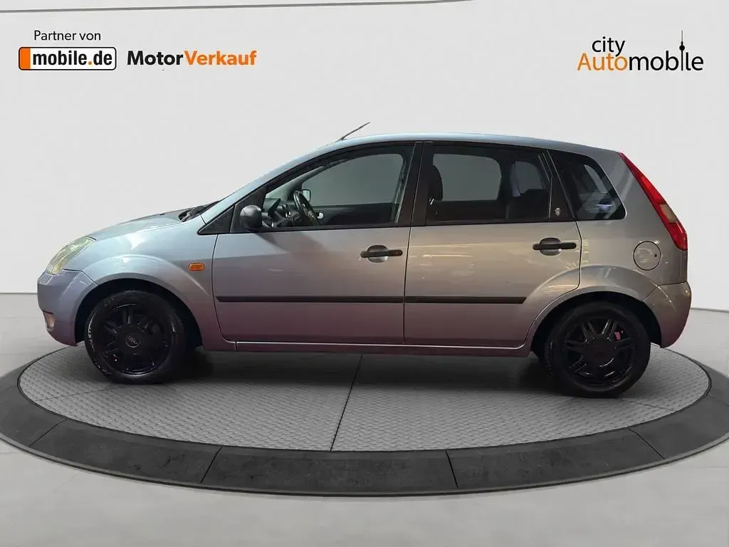 Używany Ford Fiesta Ambiente 80 KM (58 kW) 2005 Niebieski Hatchback