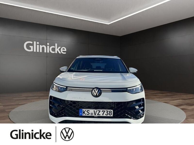 Pure white Gebraucht 2025 VW Tayron R-line SUV | 58.222 € (Superpreis) - Bild 1/4