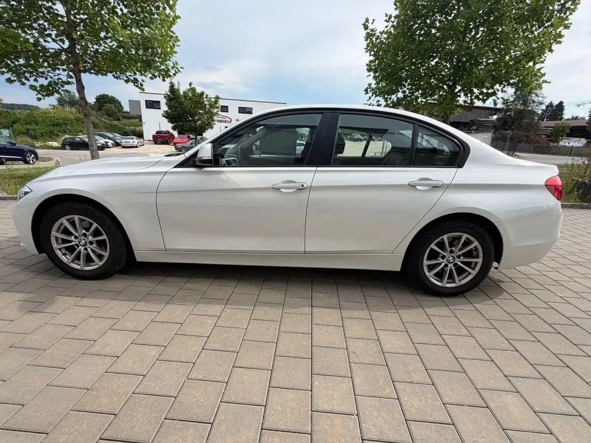 Gebraucht BMW 318 Advantage 136 PS (100 kW) 2016 Weiß Limousine