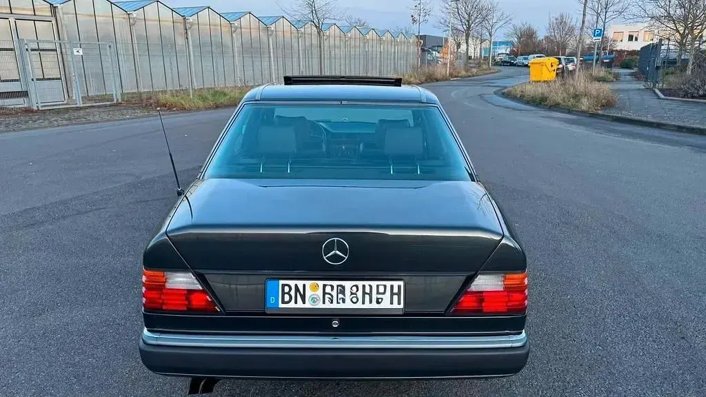 Gebraucht Mercedes E300 Sportline 147 PS (108 kW) 1990 Schwarz Limousine