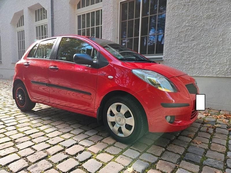 Rot Gebraucht 2007 Toyota Yaris Limousine | 2.600 € (Fairer Preis) - Bild 1/4