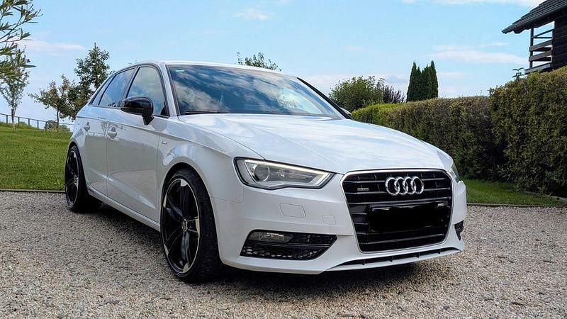 Weiß Gebraucht 2013 Audi A3 Sportback S-Line Limousine | 16.300 € (Teuer) - Bild 1/4