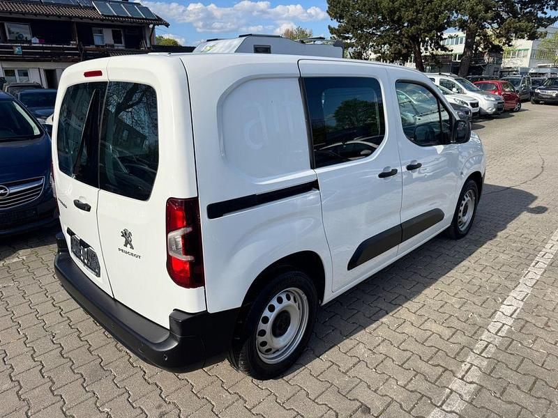 Gebraucht Peugeot Partner Premium 131 PS (96 kW) 2019 Weiß Van / Kleinbus