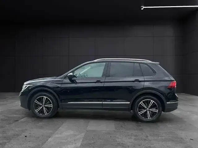 Gebraucht VW Tiguan Active 150 PS (110 kW) 2022 Deep black perleffekt SUV