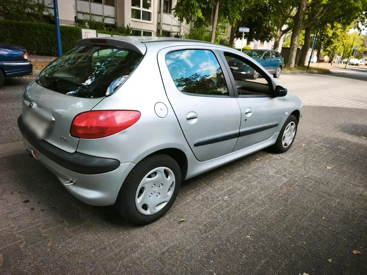 Gebraucht Peugeot 206 Premium 75 PS (55 kW) 2003 Silber Kleinwagen