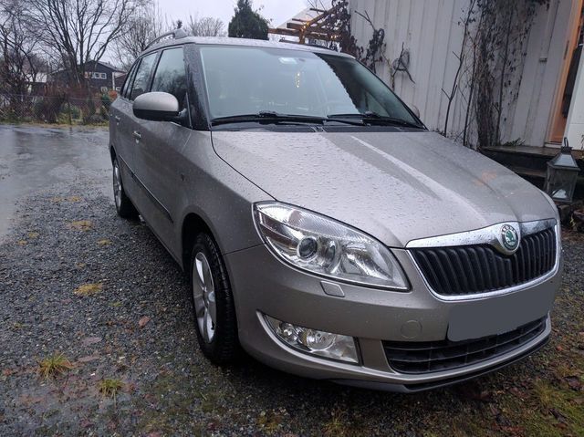 Beige metallic Gebraucht 2011 Skoda Fabia Ambiente Kleinwagen | 4.900 € (Fairer Preis) - Bild 1/4