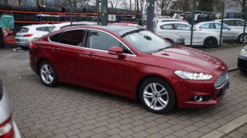 Gebraucht Ford Mondeo Titanium 150 PS (110 kW) 2016 Rot Limousine