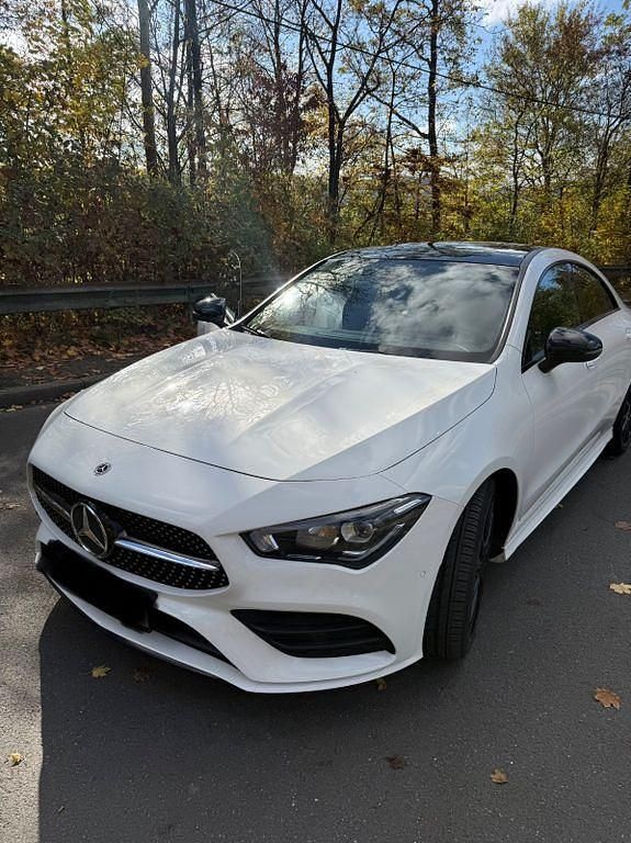 Weiß Gebraucht 2020 Mercedes CLA220 Night Limousine | 36.000 € (Teuer) - Bild 1/4