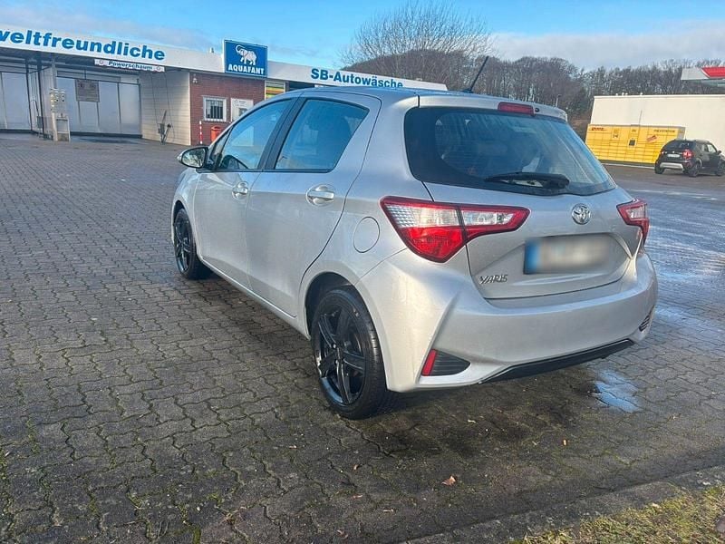 Gebraucht Toyota Yaris 72 PS (52 kW) 2019 Silber Limousine
