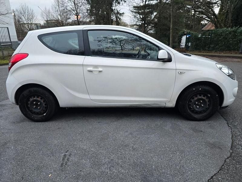 Gebraucht Hyundai i20 77 PS (56 kW) 2010 Weiß Limousine