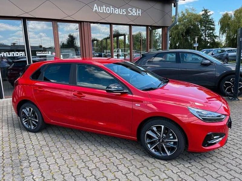 Gebraucht Hyundai i30 Advantage 160 PS (117 kW) 2024 Rot Limousine
