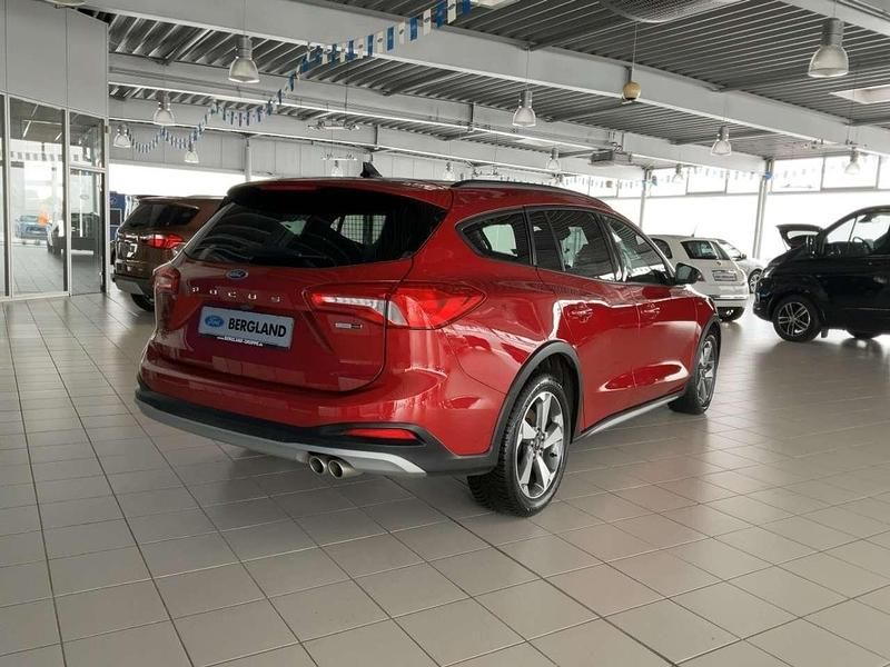 Gebraucht Ford Focus 155 PS (114 kW) 2021 Fantasticrot metallic rot Limousine