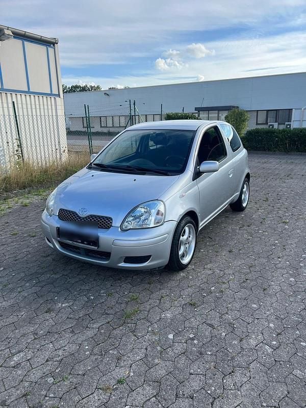 Silber Gebraucht 2002 Toyota Yaris Kleinwagen | 1.499 € - Bild 1/4