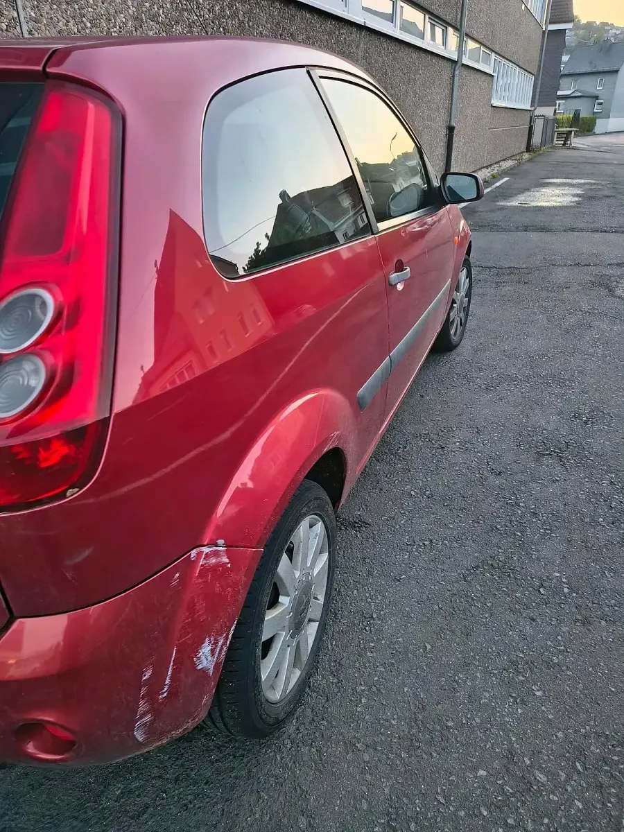 Używany Ford Fiesta 110 KM (80 kW) 2006 Pomarańczowy Hatchback