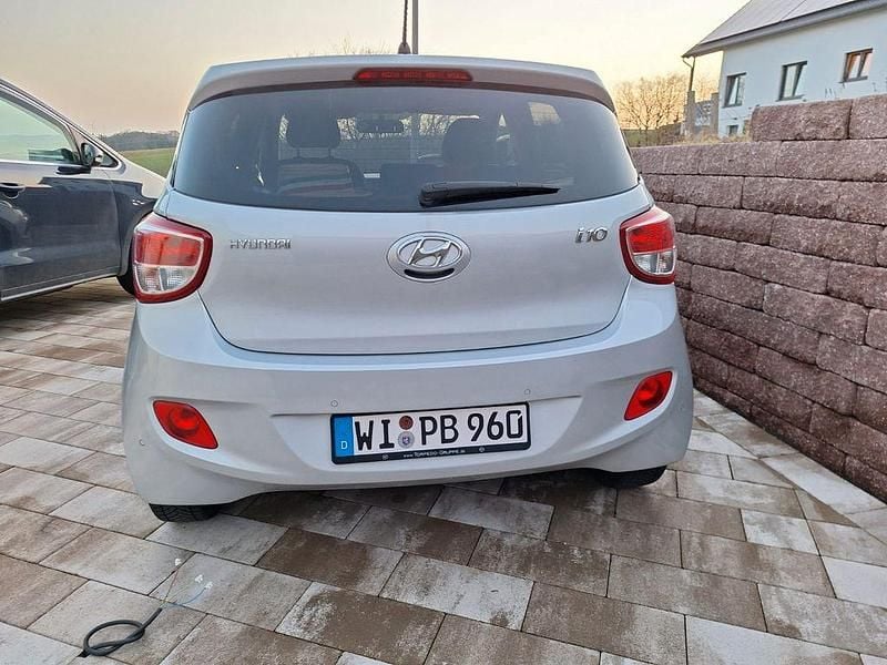 Gebraucht Hyundai i10 Passion 67 PS (49 kW) 2016 Silber Kleinwagen