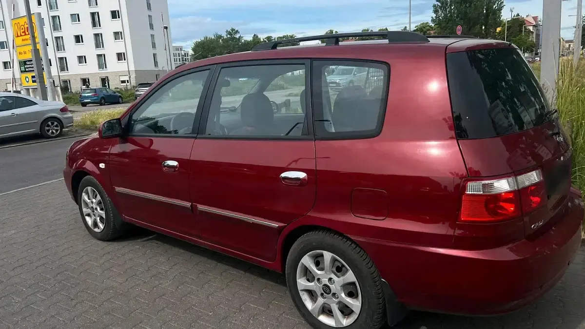 Gebraucht Kia Carens 140 PS (102 kW) 2004 Rot Van / Kleinbus