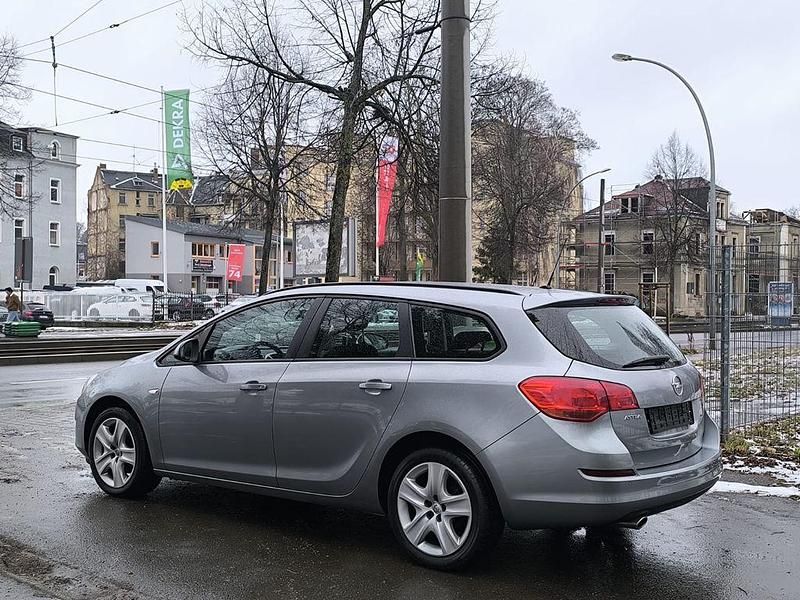 Gebraucht Opel Astra Edition 120 PS (88 kW) 2011 Silber Kombi