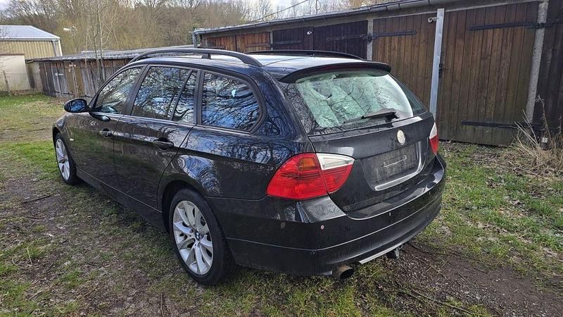 Gebraucht BMW 318 129 PS (94 kW) 2006 Schwarz Kombi