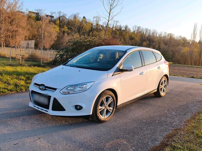Gebraucht Ford Focus 101 PS (74 kW) 2014 Weiß Limousine