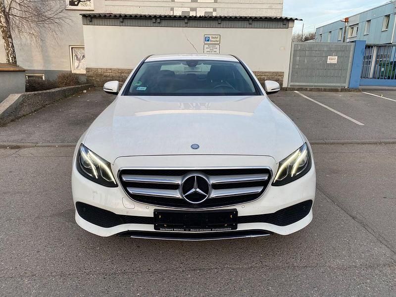 Weiß Gebraucht 2017 Mercedes E200 Avantgarde Limousine | 17.499 € (Superpreis) - Bild 1/4