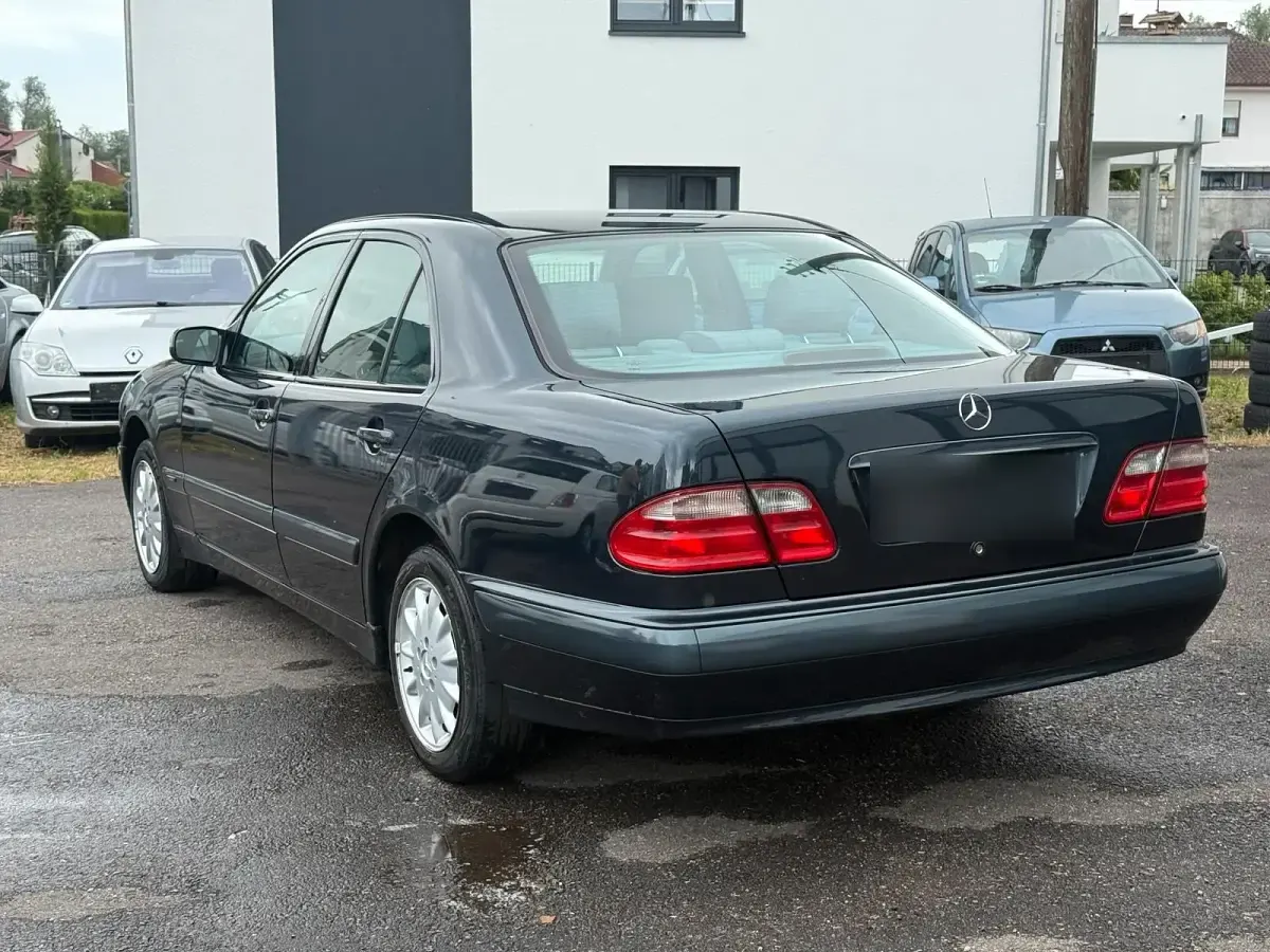 Gebraucht Mercedes E220 143 PS (105 kW) 1999 Schwarz Limousine