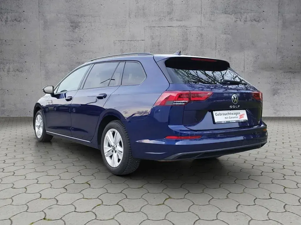 Gebraucht VW Golf VIII Life 150 PS (110 kW) 2022 Atlantik blue metallic Kombi